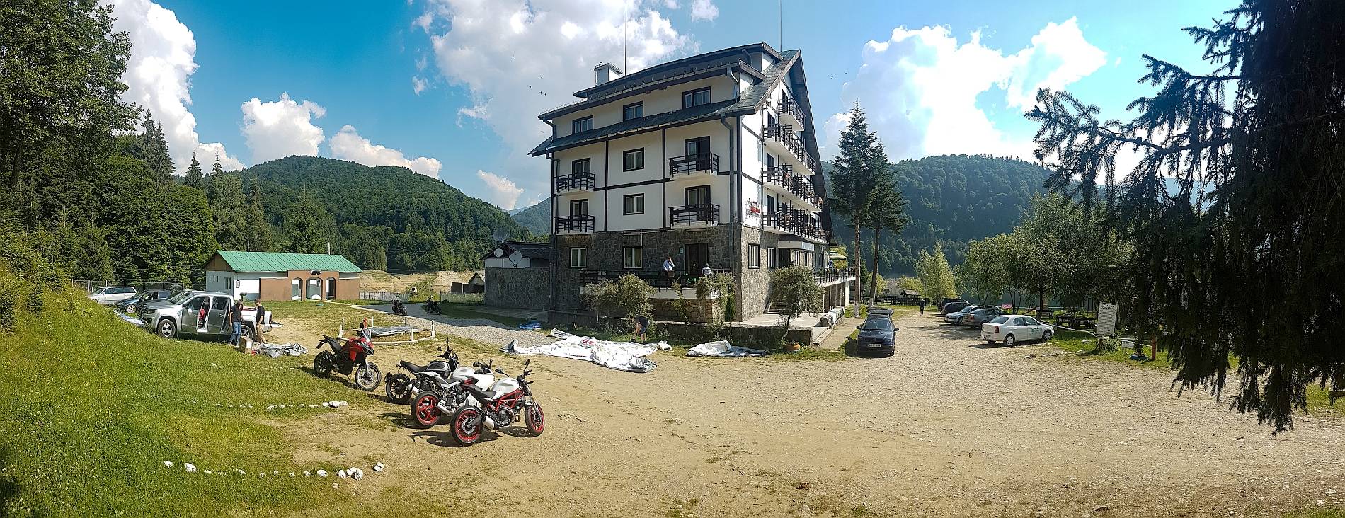 CABANA-CUMPANA-TRANSFAGARASAN-ROMANIA-AIR-TOUR-TRAVEL-1