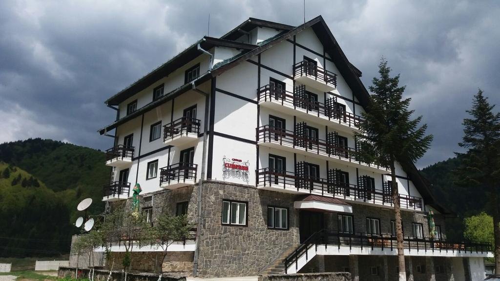 CABANA-CUMPANA-TRANSFAGARASAN-ROMANIA-AIR-TOUR-TRAVEL-4