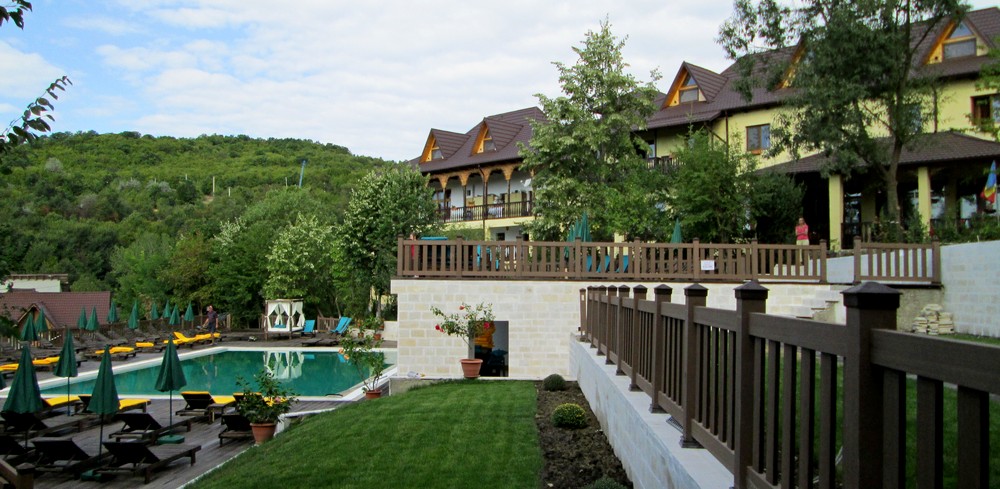 CASA-CU-TEI-SARATA-MONTEORU-ROMANIA-AIR-TOUR-TRAVEL-0