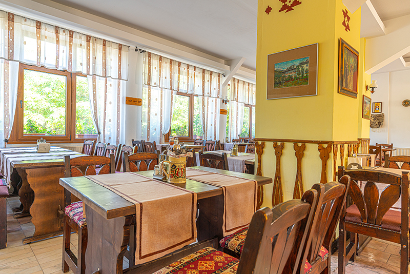 CASA-CU-TEI-SARATA-MONTEORU-ROMANIA-AIR-TOUR-TRAVEL-4