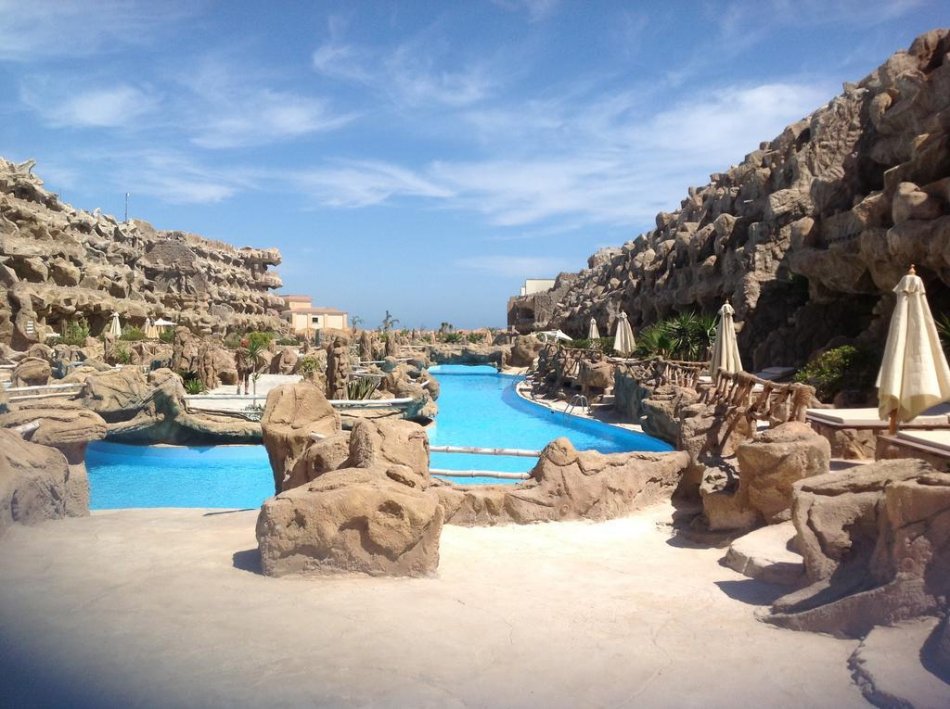 HOTEL-CAVES-BEACH-RESORT-EL-GOUNA-HURGHADA-EGIPT-AIR-TOUR-TRAVEL-1