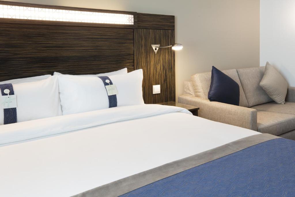 HOTEL-HOLIDAY-INN-EXPRESS-DUBAI-SAFA-PARK-DUBAI-EMIRATELE-ARABE-UNITE-AIR-TOUR-TRAVEL-1