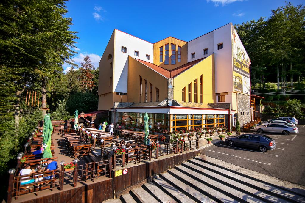 HOTEL-PIATRA-CRAIULUI-PARAUL-RECE-ROMANIA-AIR-TOUR-TRAEVL-1