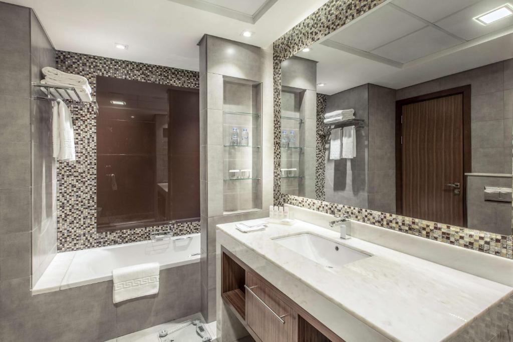 HOTEL-RADISSON-BLU-DUBAI-WATERFRONT-DUBAI-EMIRATELE-ARABE-UNITE-AIR-TOUR-TRAVEL-4