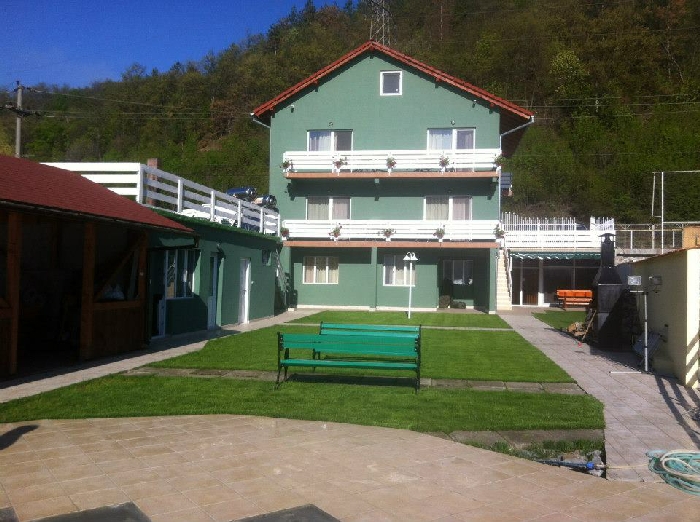 PENSIUNEA-APRILIE-ESELNITA-ROMANIA-AIR-TOUR-TRAVEL-1