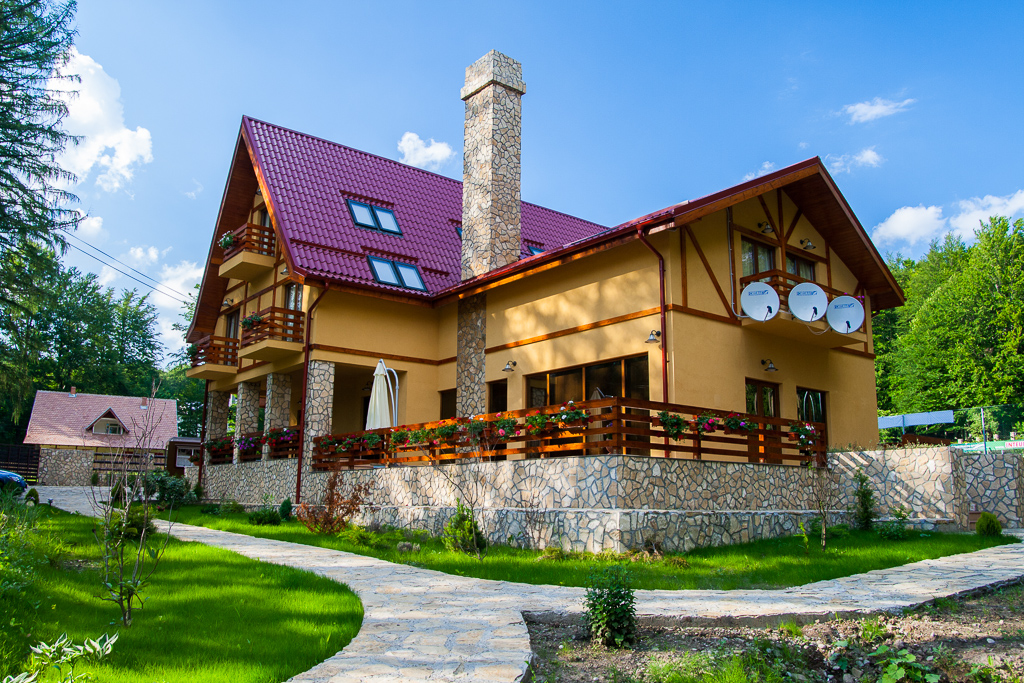 PENSIUNEA-GAINUSA-DE-MUNTE-CHEIA-ROMANIA-AIR-TOUR-TRAVEL-1
